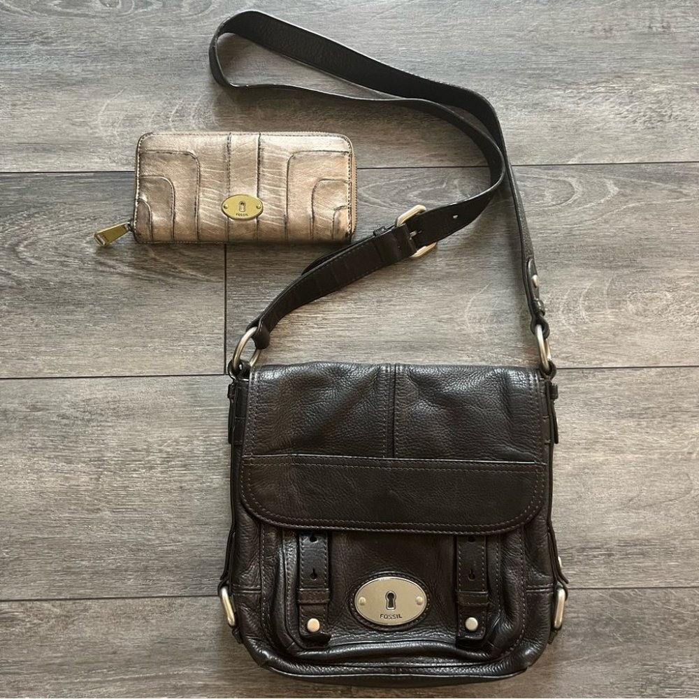 Great condition 2 FOSSIL items (wallet and purse)